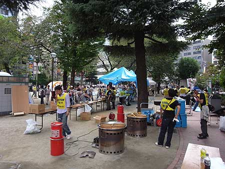 中池袋公園エイドステーションで炊き出しの昼食(東京都豊島区 2008年9月23日)