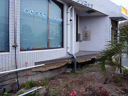 東北地方太平洋沖地震による液状化現象の被害の様子(千葉県浦安市 2011年6月1日)