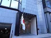 半旗が掲げられる1.17の三宮の街(神戸市中央区・神戸朝日ビル 2011年1月17日)