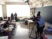 4年生の授業風景。作文を創作している。(宮城県石巻市・門脇小学校 青池憲司監督 2012年2月24日)