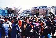 フリーフリーマーケット〜救援物資放出大会(神戸市長田区御蔵通・新湊川公園 1995年2月19日)
