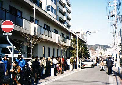 罹災証明書の受付整理券配布に、朝から長い列が区役所を取り囲んだ。(長田区北町・区役所周辺 1995年2月)
