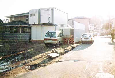 倒壊家屋敷地に建てられたコンテナハウス 長田区 1996年1月
