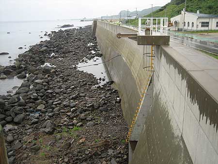 奥尻島北端の稲穂地区は、高い防潮堤で守られている。(北海道奥尻町・奥尻島 2005年8月)