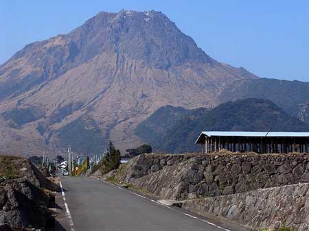 1991年に大火砕流が発生した、雲仙普賢岳・平成新山を望む 2009年1月20日)
