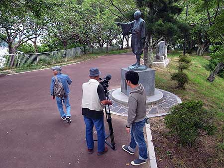 日和山公園にある川村孫兵衛の像。山の上から旧北上川を指す。(宮城県石巻市 2011年7月)