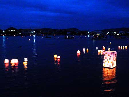旧北上川に流れる「川開き祭り」の灯籠流し。(宮城県石巻市 2011年7月) Photo:青池組