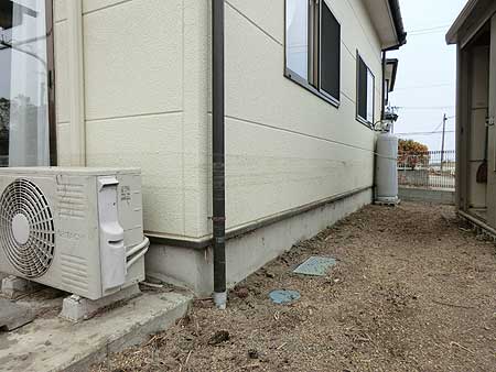 住宅の壁には、津波の痕跡が残る(宮城県山元町
