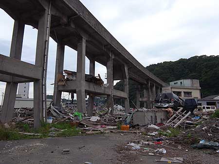 被災した三陸鉄道南リアス線の高架線路(岩手県釜石市