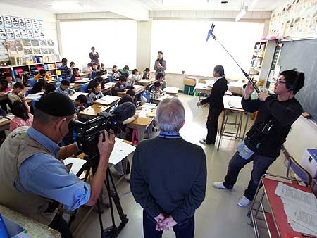 3学期の授業の撮影風景 (宮城県石巻市・門脇小学校 2012年2月24日)