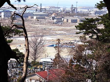 日和山から見た門小校庭 (宮城県石巻市 2012年4月)