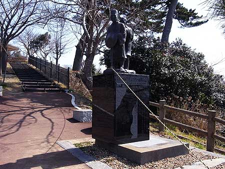 日和山公園にある松尾芭蕉の像。(宮城県石巻市 2011年2012年4月)