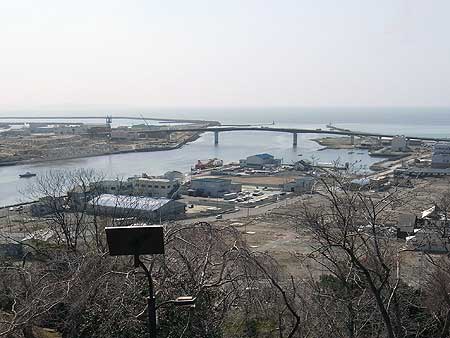 日和山公園から望む旧北上川の河口。(宮城県石巻市 2012年4月)