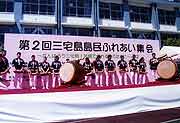 神着木遣太鼓の力強い演奏(東京都港区・芝浦小学校 2001年4月15日)