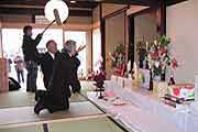 古民家の自治会館内の仏壇に、震災被災者の位牌が置かれている。(神戸市長田区御蔵通 2004年1月17日)