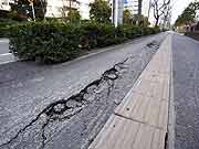東北地方太平洋沖地震による液状化現象の被害の様子(千葉県浦安市 2011年3月20日)