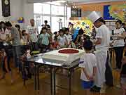広田小学校でライヴとケーキ作りの復興イベントが行われた。(岩手県陸前高田市 2011年7月17日)