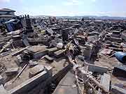 津波で被災した海蔵禅寺の墓地の様子(宮城県亘理町 2011年4月12日)