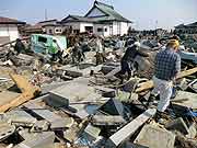 津波で被災した海蔵禅寺の墓地の様子(宮城県亘理町 2011年4月14日)