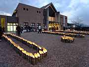 「1.17」の形に並べられた竹筒のろうそくに火が灯された。第8回 竹あかりの集い(奈良県平群町 2011年1月15日)