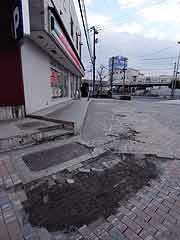 東北地方太平洋沖地震による液状化現象の被害の様子(東京都江東区・新木場 2011年3月20日)